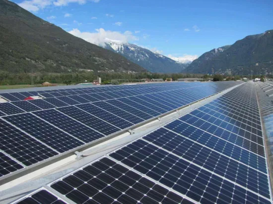 Hochwertige wasserdichte Risen Jinko Longi Ja Trina Risen Solarmodule auf dem Dach mit Mc4-Anschluss und rot/schwarzem Kabel für Carport Solar System 590